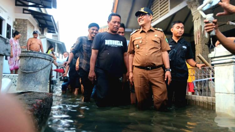 CuplikCom-Wabup-Kunjungi-Rob-Eretan Pemkab-Indramayu-Akan-Koordinasikan-Serius-ke-Pemprov-dan-Pusat-Upayakan-Bangun-Tanggal-Laut-24062025220125-WhatsApp_Image_2025-06-24_at_20.14.06.jpeg
